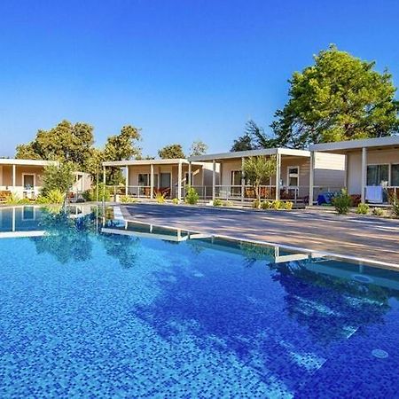 Mobile Home Mediteran Superior By The Pool In Caravan Park Strasko, Novalja Exterior foto