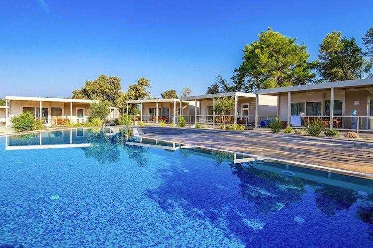Mobile Home Mediteran Superior By The Pool In Caravan Park Strasko, Novalja Exterior foto