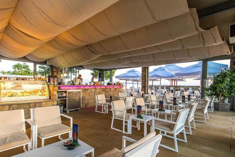 Mobile Home Mediteran Superior By The Pool In Caravan Park Strasko, Novalja Exterior foto