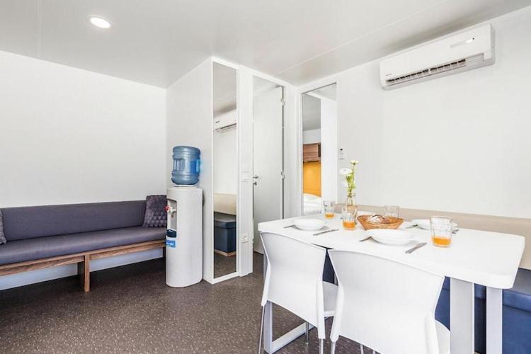 Mobile Home Mediteran Superior By The Pool In Caravan Park Strasko, Novalja Exterior foto