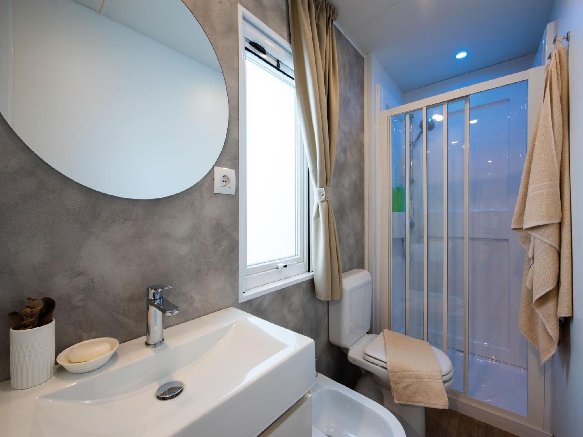 Mobile Home Mediteran Superior By The Pool In Caravan Park Strasko, Novalja Exterior foto