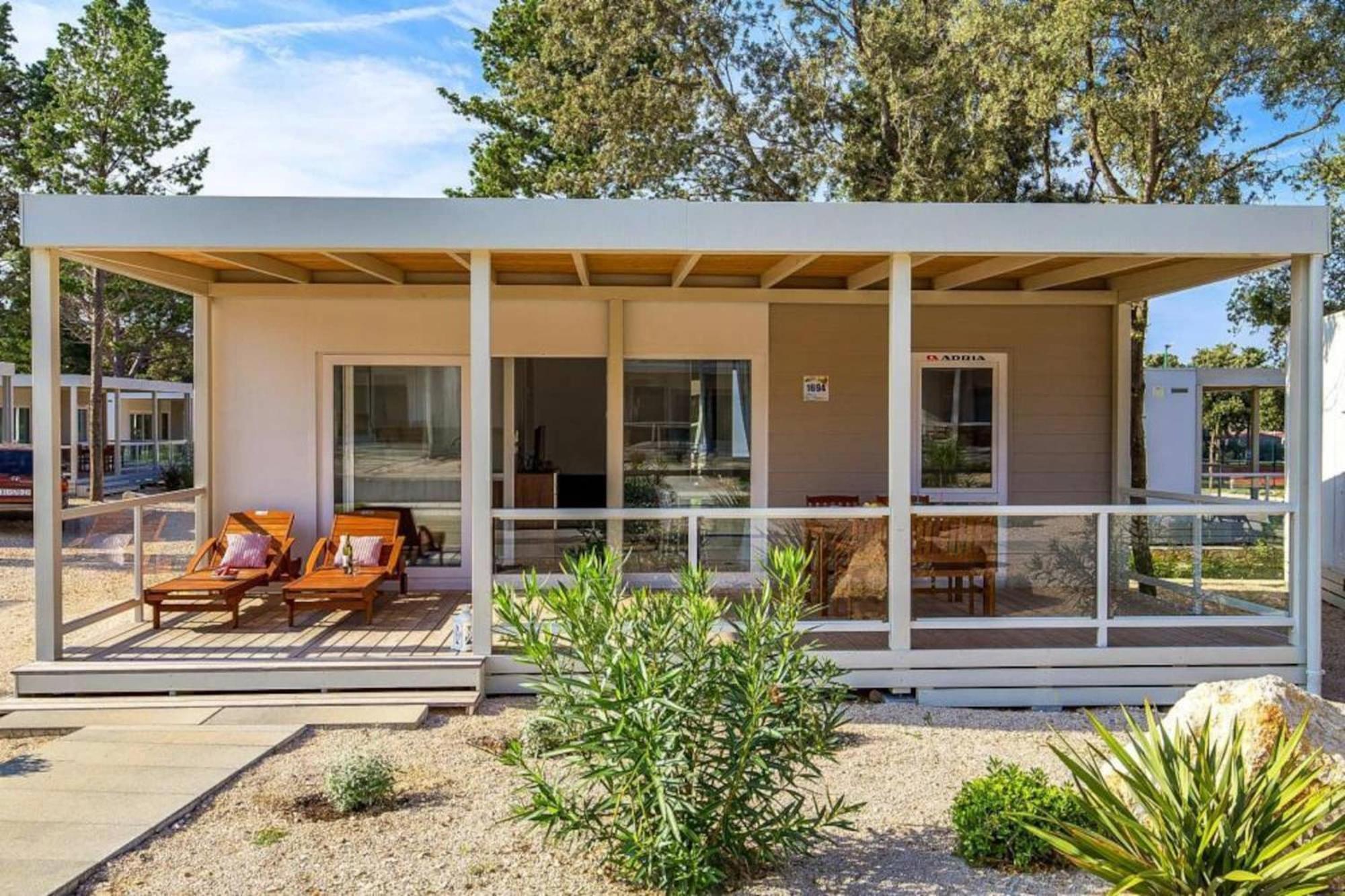 Mobile Home Mediteran Superior By The Pool In Caravan Park Strasko, Novalja Exterior foto